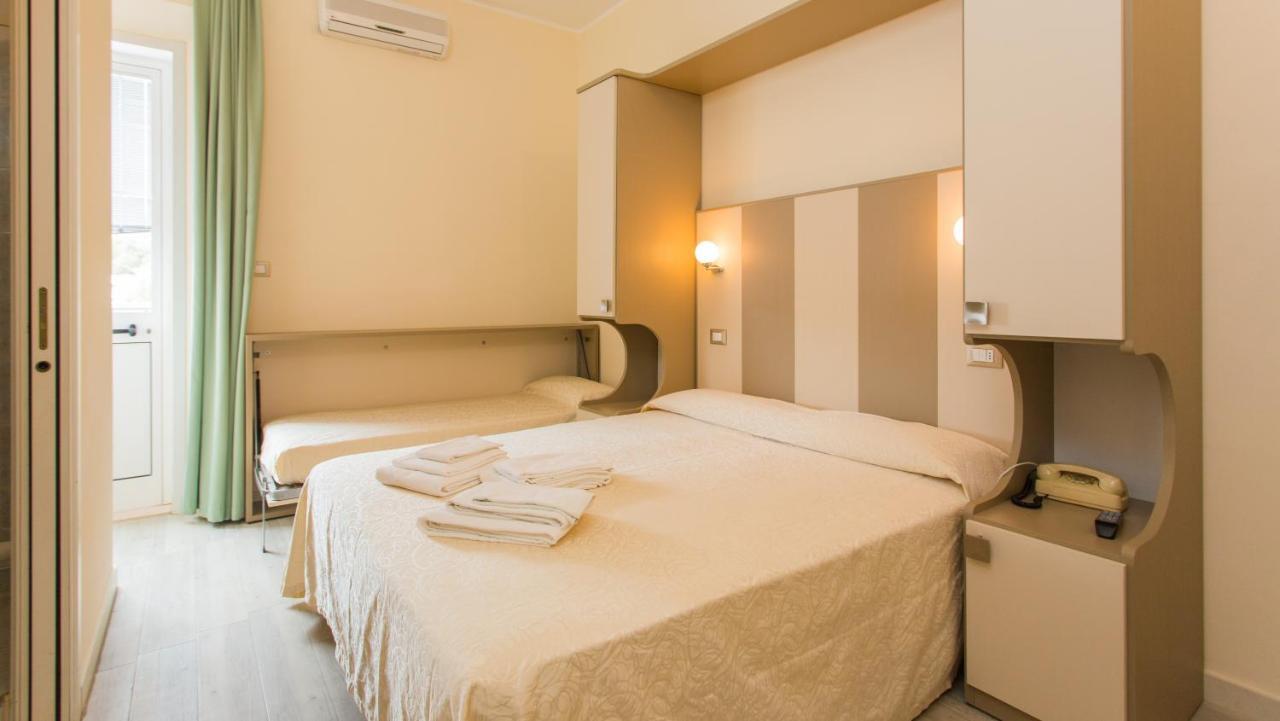 Hotel Trieste Cesenatico Oda fotoğraf