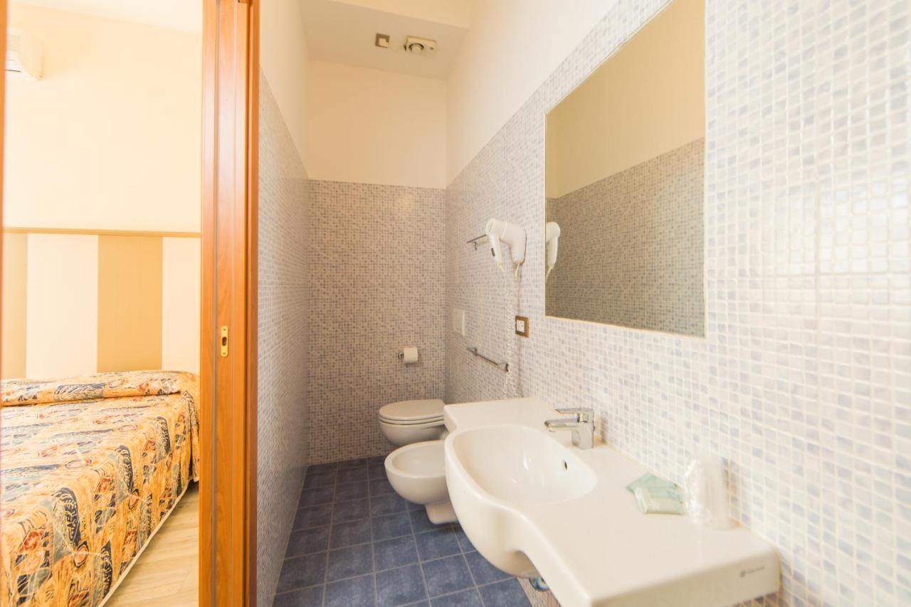 Hotel Trieste Cesenatico Oda fotoğraf